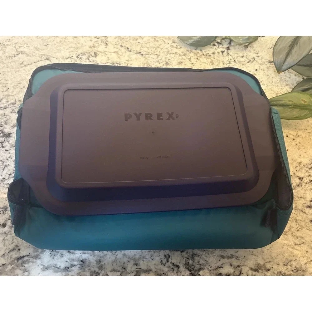 NOS Vintage 1997‎ New Open Box PYREX Portable Insulated Carrier w/ Pyrex Dish